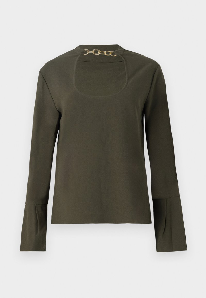 Olijfgroene long sleeve top met een ronde halslijn en een kettingaccent aan de achterkant. Gladde textuur en uitlopende mouwen. Eenvoudig ontwerp.