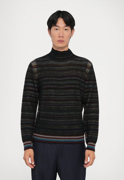 Pull à col roulé noir avec des rayures horizontales multicolores, présentant un tricot texturé et des poignets à motifs avec des couleurs d'accent.