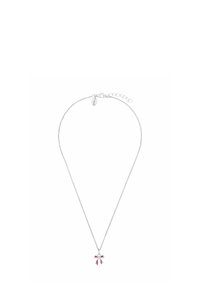Collar de plata con una delicada cadena, que presenta un pequeño colgante en forma de lazo adornado con detalles de esmalte rojo.
