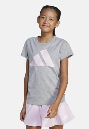 Camiseta corta de manga gris con un gran logotipo de Adidas en rosa. Combina con una falda rosa clara, que presenta una textura sutil y un diseño deportivo.