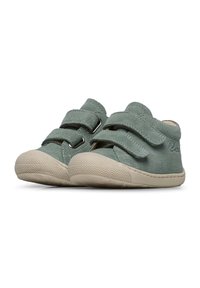 Scarpe per bambini in suede verde con doppie cinghie in velcro, suole in gomma beige e una punta testurizzata per presa e durata.