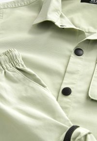 Next SHORT SLEEVES UTILITY AND SET - REGULAR FIT - Cargobukser - neutral