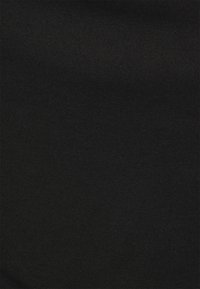 Tecido preto com uma textura suave e uniforme e uma qualidade ligeiramente elástica. Sem padrões visíveis ou detalhes notáveis presentes.