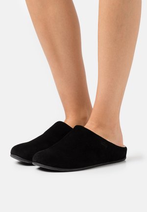 Chaussures noires en suède à enfiler avec bout arrondi et doublure douce. Présentent un design minimaliste et une semelle en caoutchouc plate pour plus de confort.