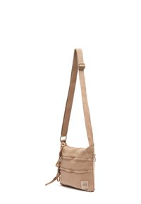 Borsa a tracolla beige con tracolla regolabile, dotata di due tasche con zip e una superficie texturizzata. Logo del marchio ben visibile sul davanti.