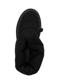 Stivale invernale nero con parte superiore trapuntata e chiusura con stringa. Texture liscia e tessuto morbido; suola in gomma per aderenza.