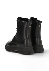 Botas de cuero negras hasta el tobillo con una suela texturizada, que cuentan con cordones y una cremallera lateral. El interior está forrado para aislamiento.