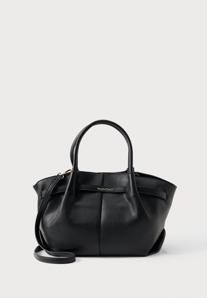 Crna kožna torba s kratkim ručkama, uklonjivim remenom za rame i zlatnim logotipom. Ima strukturirani dizajn i glatku teksturu.