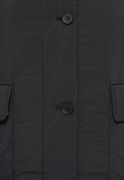 Giacca nera con una texture liscia, dotata di chiusura a bottoni e due tasche frontali. Design minimalista con dettagli di cucitura sottili.