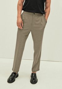 Next RELAXED FIT JOGGER STRETCH - Stoffhose - neutral