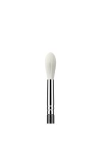 Pennello per trucco con testa a setole bianche affusolate, ferrule in metallo argentato e manico nero texturizzato. Design elegante e fluido, leggero.