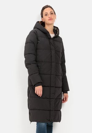 Schwarze Daunenjacke mit Kapuze, ausgestattet mit einem gesteppten Design, vorderem Druckverschluss und langen Ärmeln. Hergestellt aus strapazierfähigem Material.