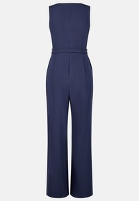 Navyblauwe jumpsuit met een mouwloos ontwerp, ritssluiting aan de achterkant, tailleband en brede broekspijpen met geplooide details.