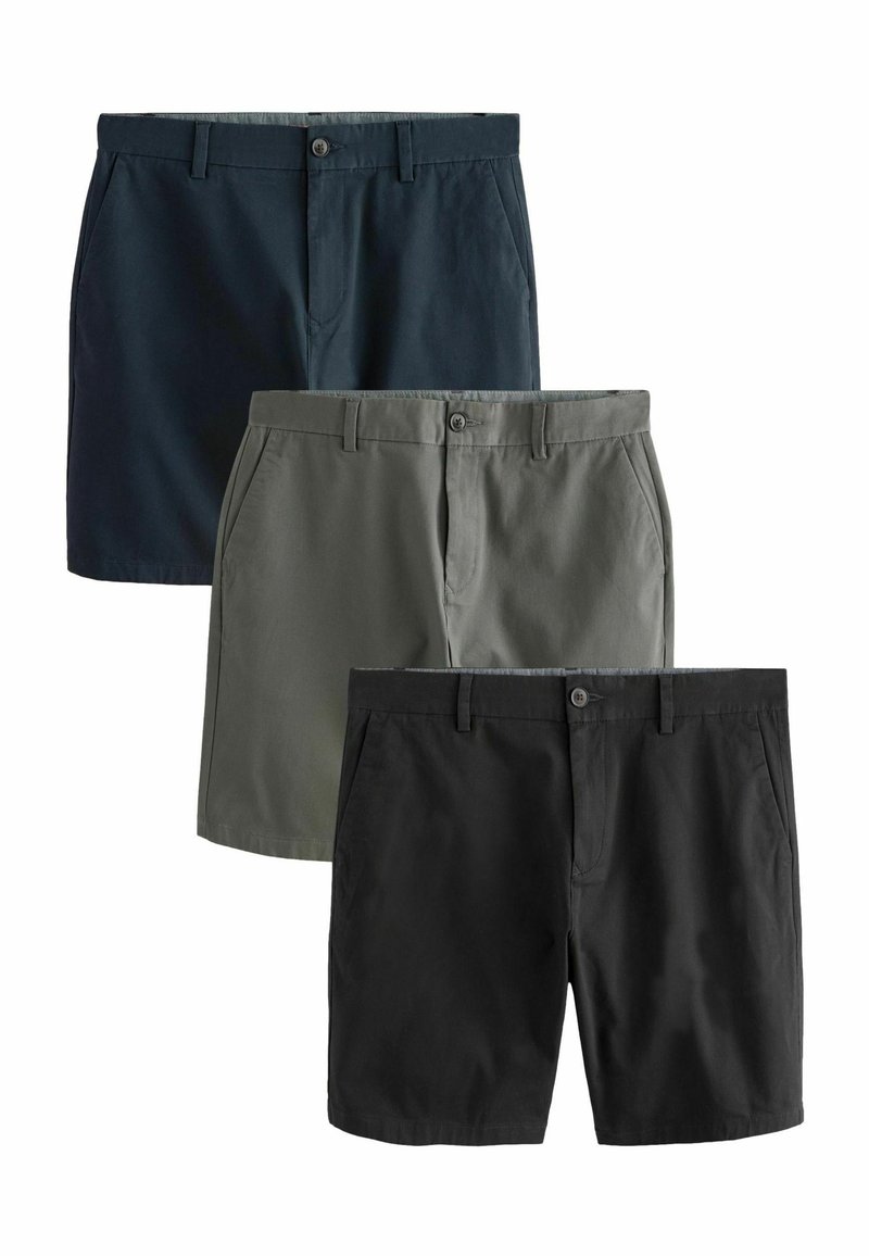 Drei Shorts in Marineblau, Oliv und Schwarz. Aus Baumwolle gefertigt, mit flachem Bund, Taschen und Knopfverschluss. Einheitliche Länge.