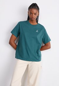 Jordan ESSEN TEE CORE - Paprasti marškinėliai - oxidized green