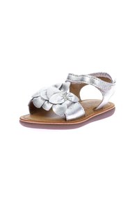 Sandal in metallo argento con accentuazione floreale, design aperto all'infornato, due cinturini e suola marrone. Presenta una texture liscia e un embellimento floreale.