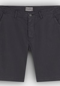 Pantalones cortos de algodón gris oscuro con cremallera y cierre de botón, que cuentan con bolsillos laterales y un detalle de costura sutil a lo largo de las costuras.