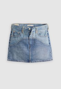 Mini-jupe en denim avec un lavage bicolore, fermeture devant par boutons et zip, passants pour ceinture, et design à cinq poches.