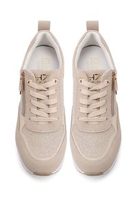 Scarpe da ginnastica beige con accenti glitterati, camoscio testurizzato e dettaglio con zip. Presentano lacci, colli imbottiti e una suola bianca.