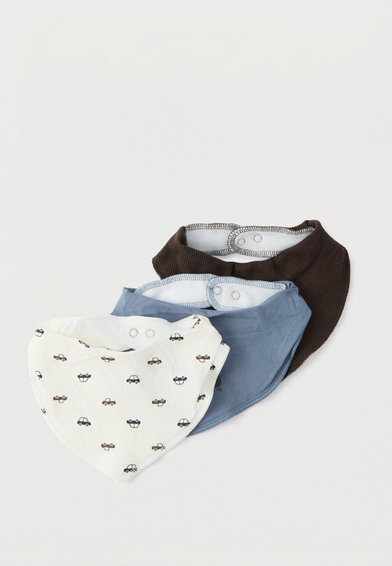 Tres baberos de bandana: uno marrón acanalado, uno azul liso y uno blanco con un estampado de coche. Cada uno tiene un cierre de broche y forma triangular.
