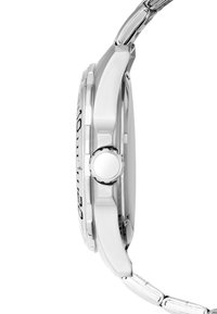 Reloj de metal tono plateado con caja redonda, corona texturizada y pulsera de eslabones. La vista lateral resalta su perfil delgado y diseño robusto.