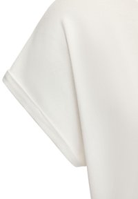 Witte top met korte mouwen van een zachte, gladde stof. Heeft een ontspannen pasvorm met opgerolde mouwen en een schoon, eenvoudig ontwerp.