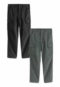 Zwei Paare Cargo-Hosen: eine in Schwarz, eine in Grau. Beide verfügen über mehrere Seitentaschen, eine lockere Passform und langlebigen Baumwollstoff.