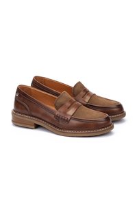 Mocasines de cuero marrón con un panel de ante en la parte frontal, un diseño cosido y una suela texturizada. Tacón de altura media, forma clásica.