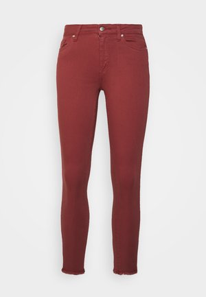 Jeans skinny de ganga vermelhos com bainha desfiada, design clássico de cinco bolsos e fecho de botão único. Feitos de um tecido em mistura de algodão elástico.