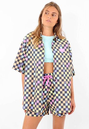 Ensemble chemise à manches courtes et short avec un motif à carreaux pastel. Comprend un cordon de serrage rose et une fermeture à bouton. Tissu léger et respirant.