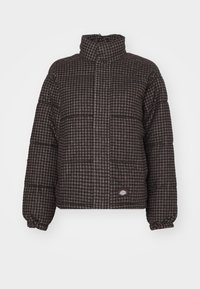 Veste matelassée en noir et marron à motif check. Col haut, manches longues, poignets élastiques et détail de logo sur le côté inférieur.
