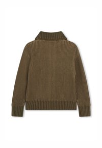 Pull côtelé vert olive avec un col montant, des manches longues et un ourlet ajusté. Tissu texturé avec des lignes verticales, sans fermetures visibles.
