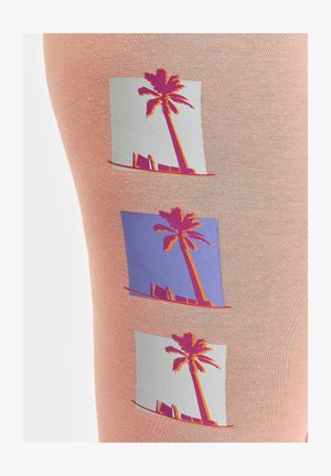 Heledad roosa retuusid, millel on kolm prinditud illustratsiooni palmipuudest, mis on paigutatud erinevat värvi ristkülikuliste taustade peale: hõbedane, lilla ja roosa.