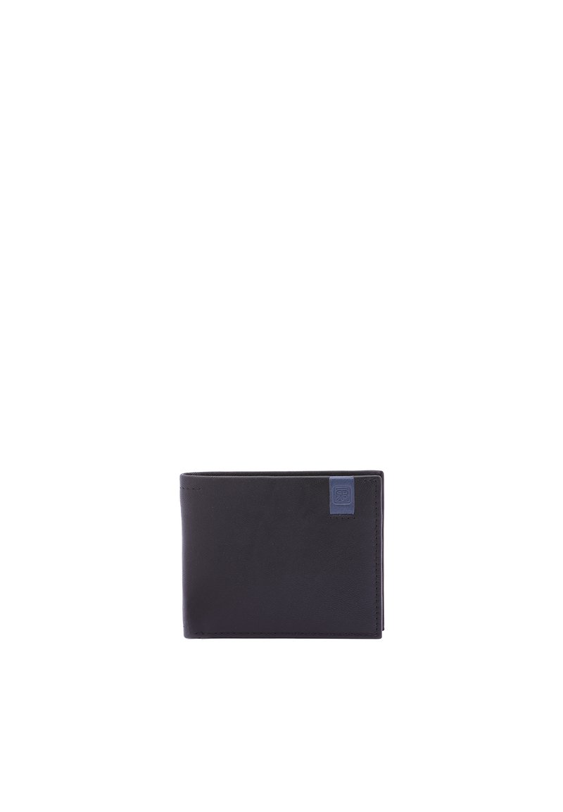 Portafoglio in pelle nera con una texture liscia, design a due pieghe, caratterizzato da un piccolo logo blu sul fronte e bordi cuciti in modo ordinato.