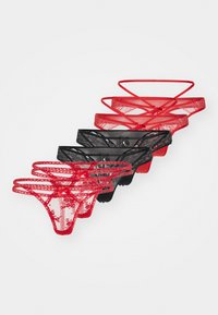 Souprava krajkového tanga spodního prádla, která obsahuje tři kusy: dva černé a jeden červený. Každý kus má páskový design se dekorativními mašličkami a květinovými vzory.