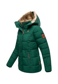 Grön puffjacka med foder av päls och kviltad textur, två fickor med dragkedja och bruna läderdetaljer på ärmen.