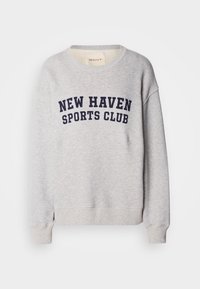 Šviesiai pilkas džemperis, pagamintas iš medvilnės ir sintetikos mišinio, su tamsiai mėlynu užrašu "NEW HAVEN SPORTS CLUB" per krūtinę. Rauliai ant rankovių ir apykaklės.
