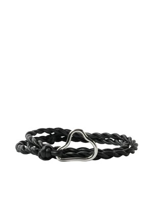 Sort flettet læderarmbånd med en sølv hjerteformet metalvedhæng i midten på en hvid baggrund.