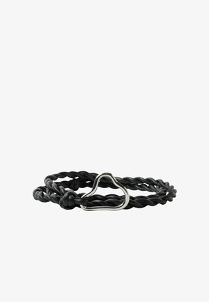 Schwarzes geflochtenes Lederarmband mit einem silbernen herzförmigen Metallanhänger in der Mitte auf weißem Hintergrund.