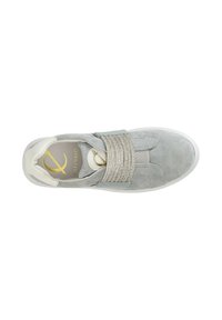 Grå mocka sneakers med elastiskt band och silverdetaljer. Vit sula, rund tå och mjuk textur. Guldlogotyp synlig inuti.