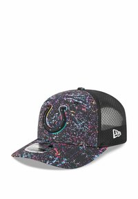 Schwarze Kappe mit buntem Spritzdesign, ausgestattet mit einem auffälligen bestickten Logo, Mesh-Rücken und gebogenem Schirm.