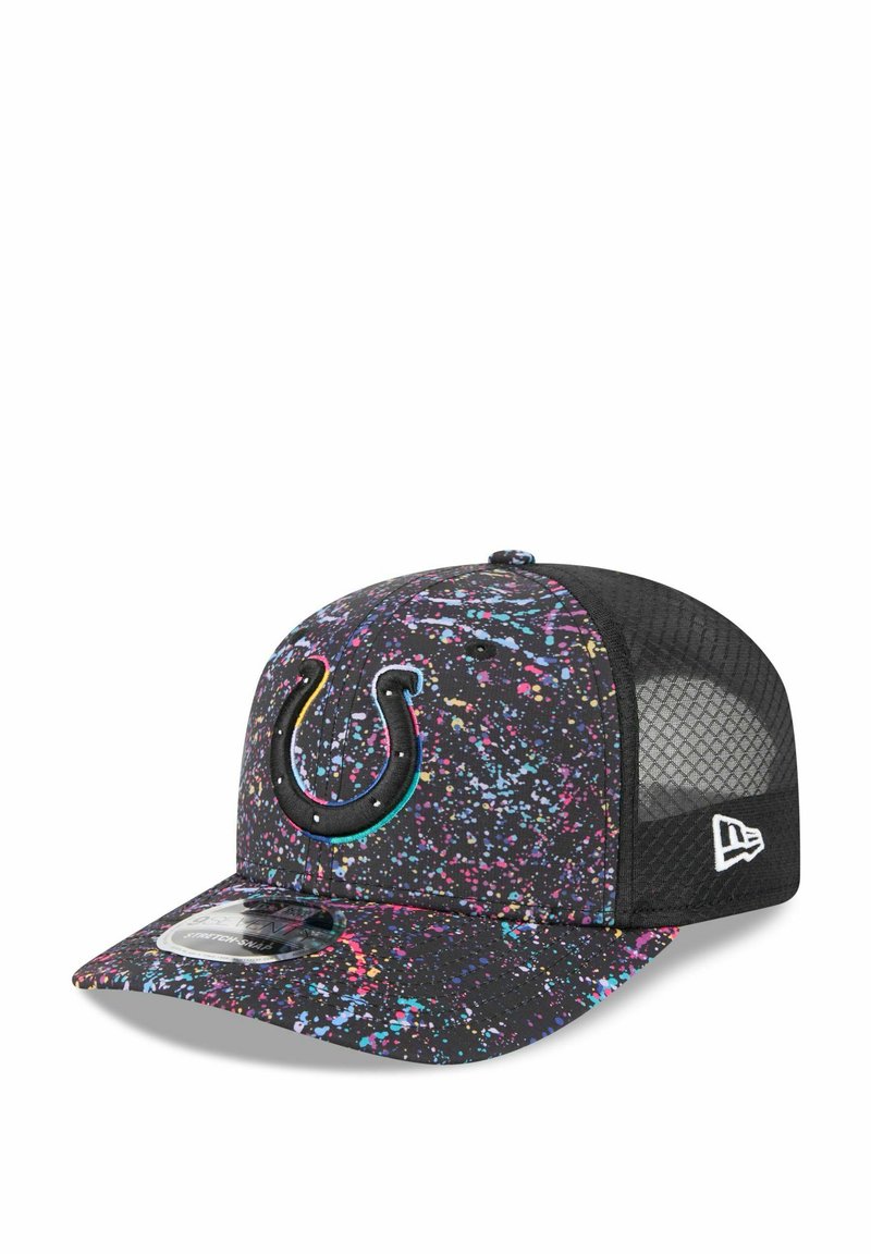 Schwarze Kappe mit buntem Spritzdesign, ausgestattet mit einem auffälligen bestickten Logo, Mesh-Rücken und gebogenem Schirm.