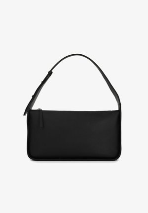 Sac d'épaule rectangulaire en cuir noir avec bandoulière réglable et fermeture à glissière sur le dessus, sur fond blanc.