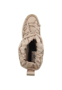 Bota beige con un suave cuello de textil fruncido, cordones estampados y una suela resistente. Etiqueta interior visible.