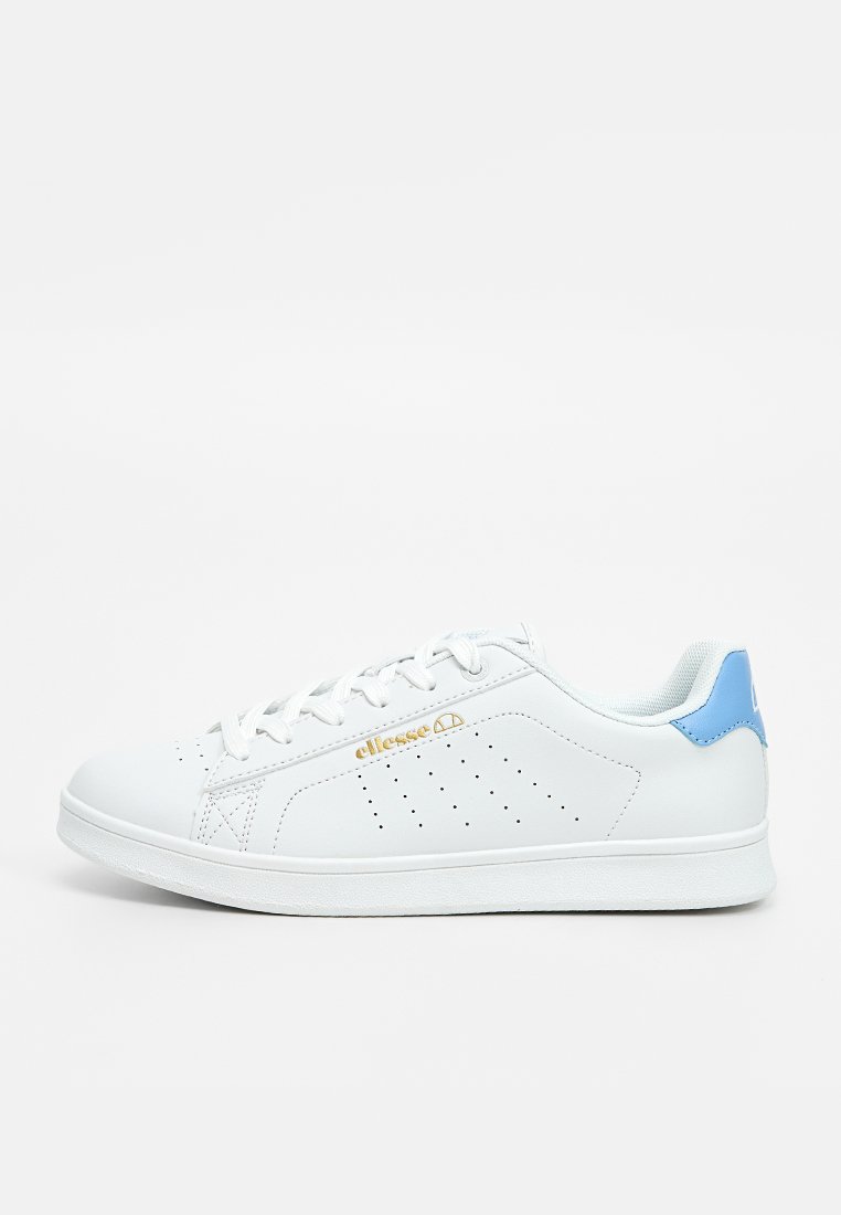 Weißer Sneaker aus glattem, synthetischem Material, mit Lochmuster, Schnürverschluss und hellblauen Akzenten an der Ferse. Mit goldener Markenkennzeichnung.