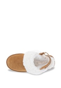 Pantofola in suede marrone con fodera in shearling bianco, punta arrotondata e design slip-on. Presenta un'apposita linguetta in pelle per facilitarne l'indossamento.