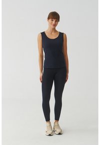Mornarica bezrukavni top i leggings napravljeni od rastezljivog materijala, dizajnirani za udobnost i lakoću kretanja. Imaju glatku teksturu i prilagođen oblik.