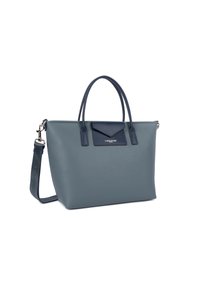 Sac tote en cuir texturé gris avec un rabat d'accent bleu foncé. Il possède des poignées supérieures doubles et une bandoulière détachable.