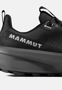 Μαύρο sneaker Mammut με ύφασμα Gore-Tex, παχύ γκρι πέλμα και ταινία έλξης στη φτέρνα.