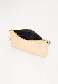 Złota torebka kopertówka z syntetycznego materiału o geometrycznej teksturze, z zamkiem błyskawicznym oraz czarną podszewką z logo wewnątrz.